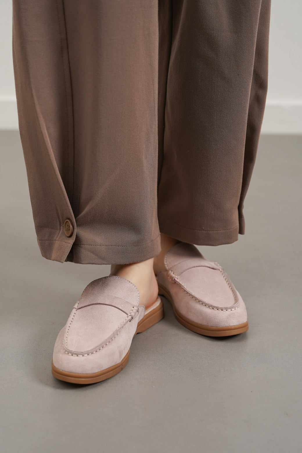 SUEDE LEATHER MULES | MULES | collection-fall-winter-24, collection-shoes, collection-shoes-fall-winter-24, collection-woman-fall-winter-24, collection-woman-mules, collection-woman-shoes, collection-woman-shoes-new-in, FW-24, WOMAN | LAMA