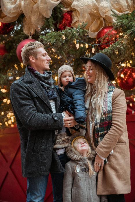 family-in-front-of-christmas-tree trendmakermode.nl 